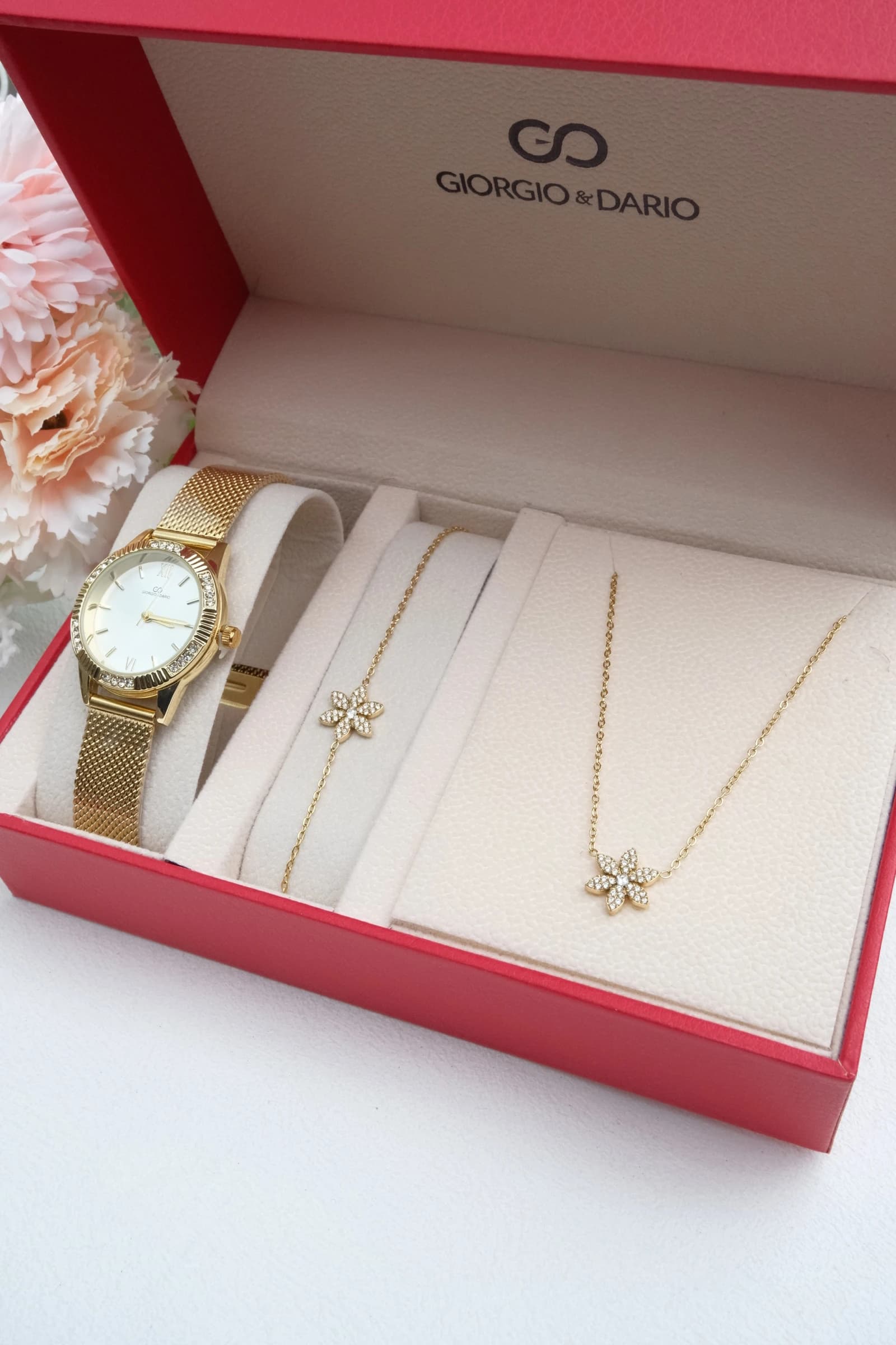 Coffret avec une montre en bracelet acier Inoxydable et une Parure en acier Inoxydable.