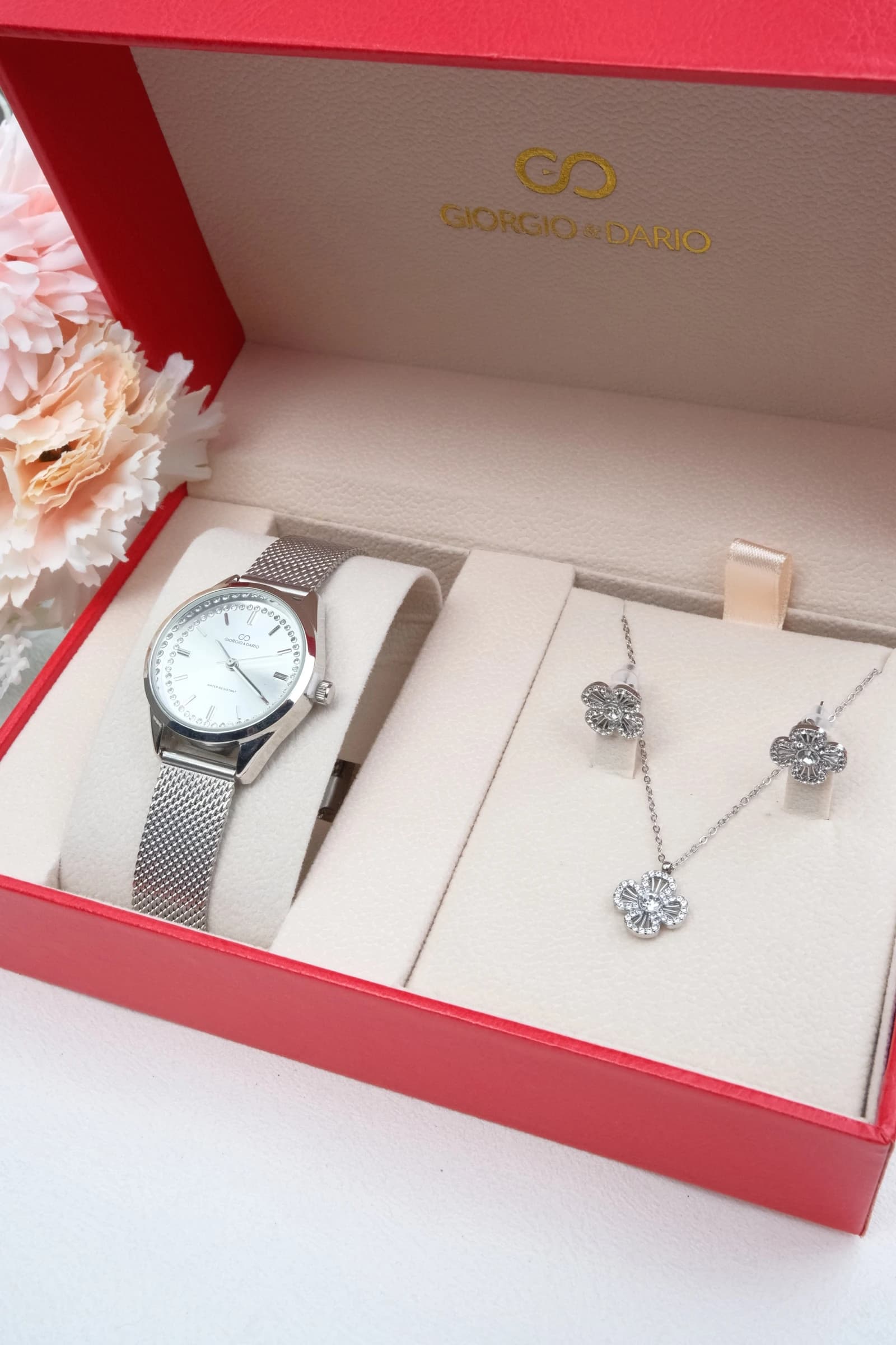 Coffret avec une montre en bracelet acier Inoxydable et une Parure en acier Inoxydable.
