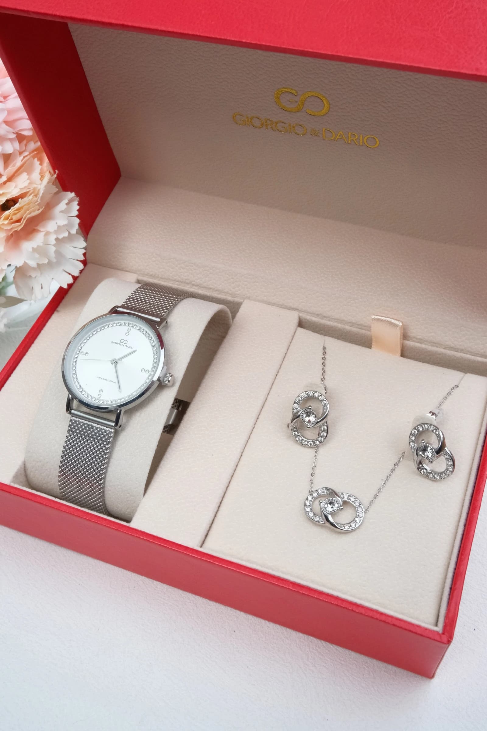 Coffret avec une montre en bracelet acier Inoxydable et une Parure en acier Inoxydable.