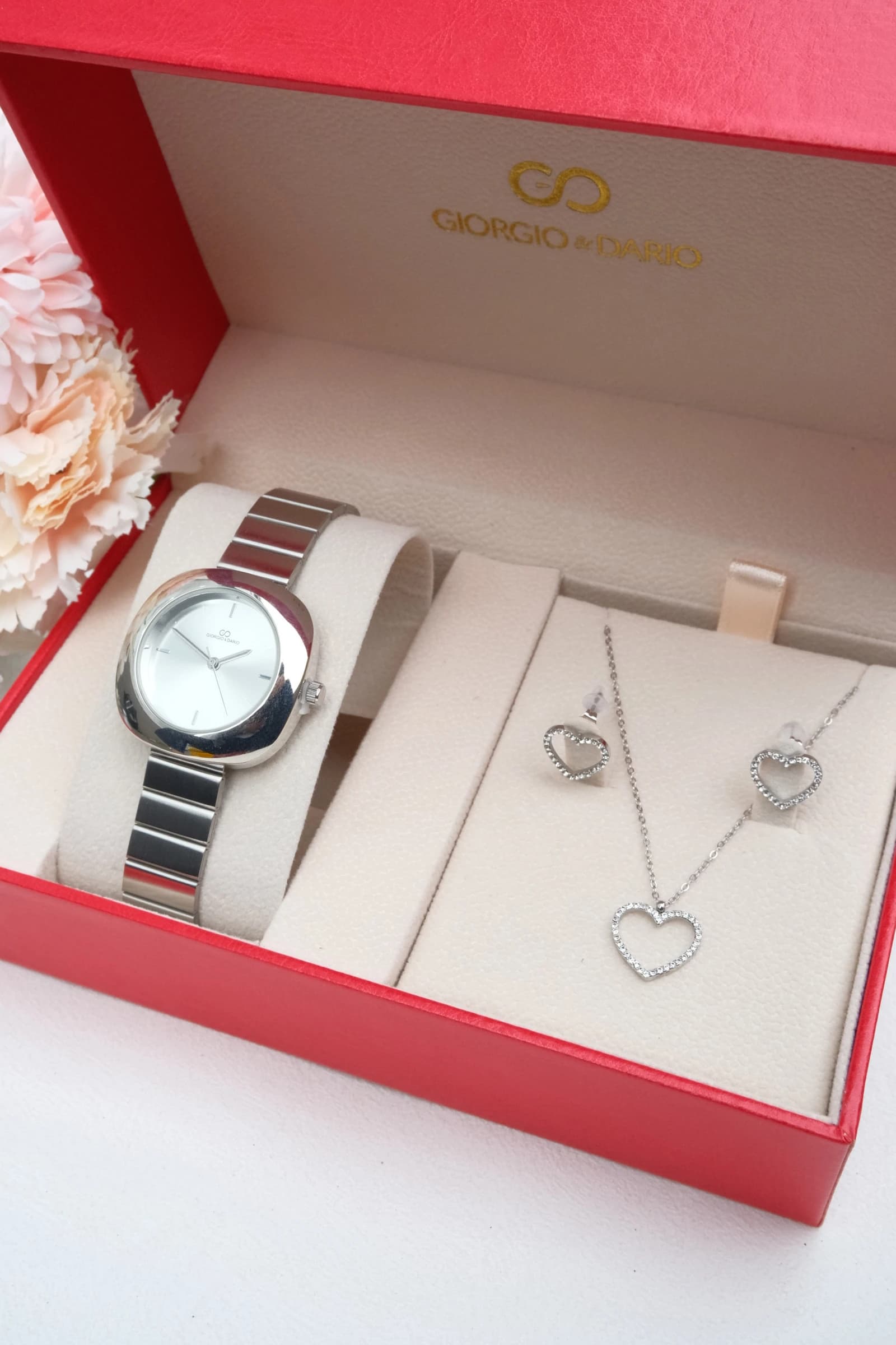 Coffret avec une montre en bracelet acier Inoxydable et une Parure en acier Inoxydable.