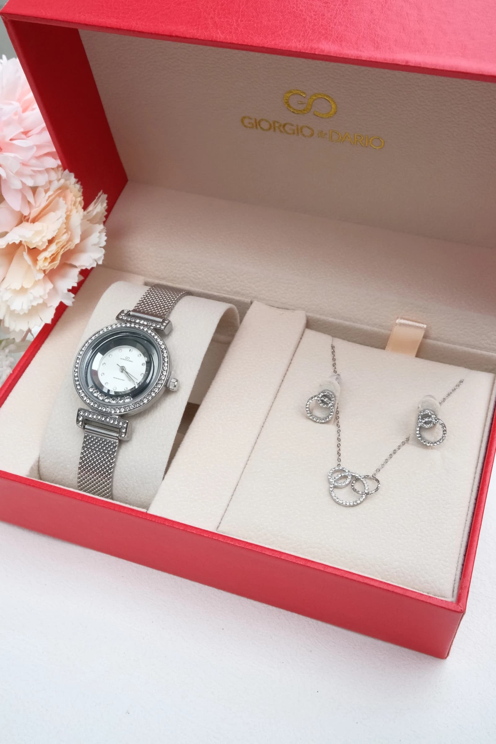 Coffret avec une montre en bracelet acier Inoxydable et une Parure en acier Inoxydable.