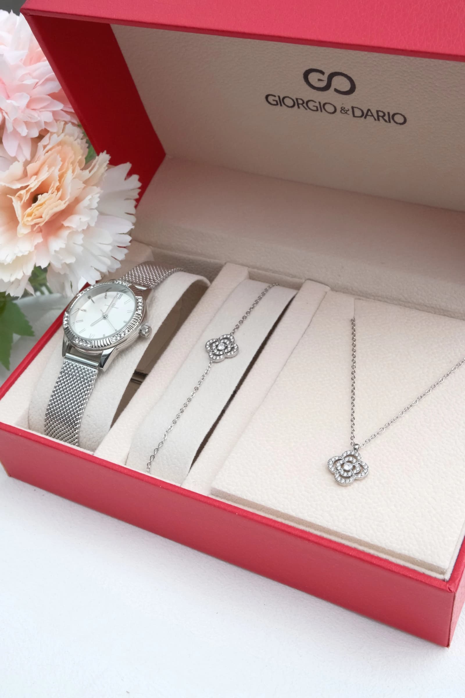 Coffret avec une montre en bracelet acier Inoxydable et une Parure en acier Inoxydable.