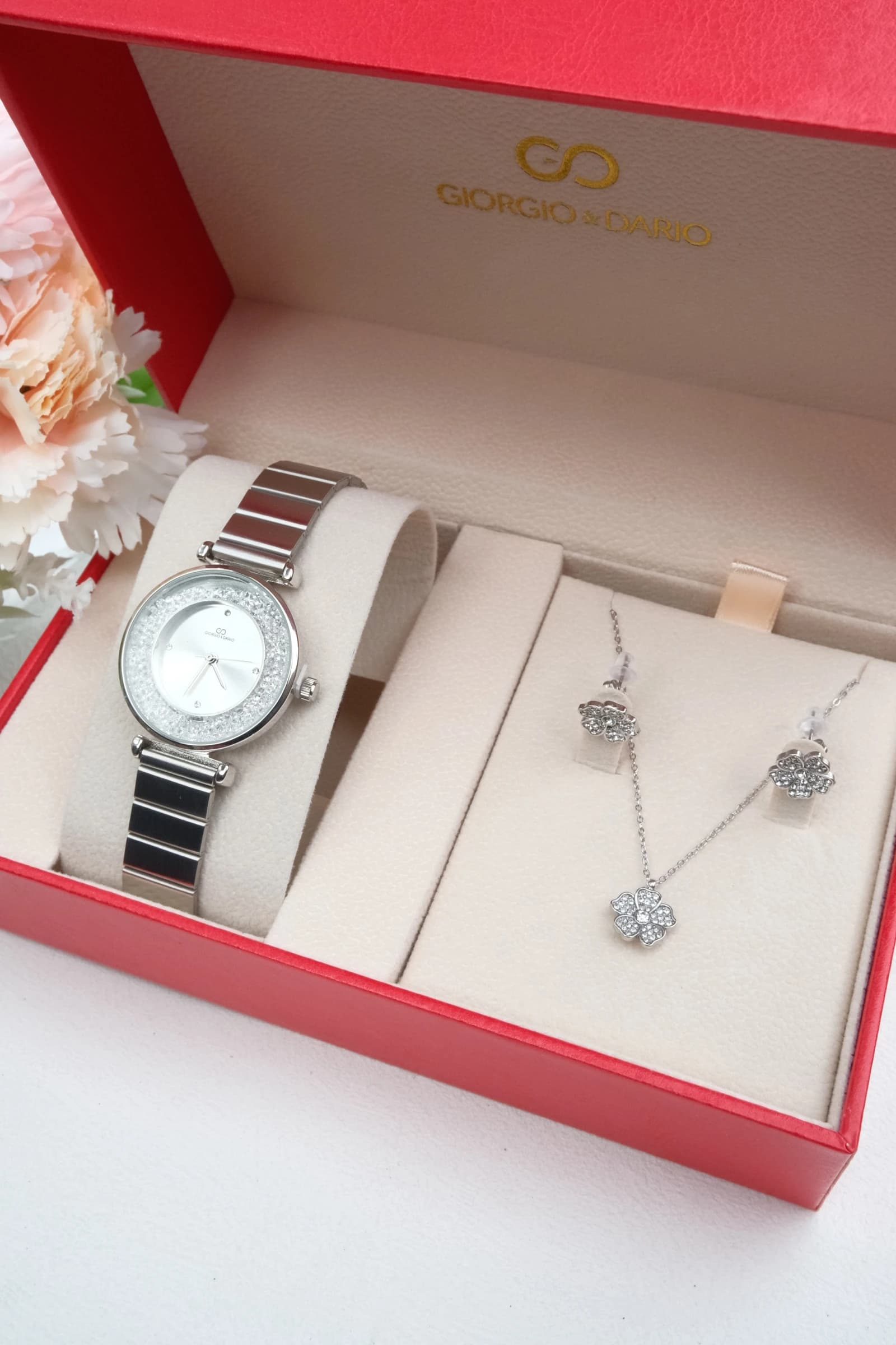 Coffret avec une montre en bracelet acier Inoxydable et une Parure en acier Inoxydable.