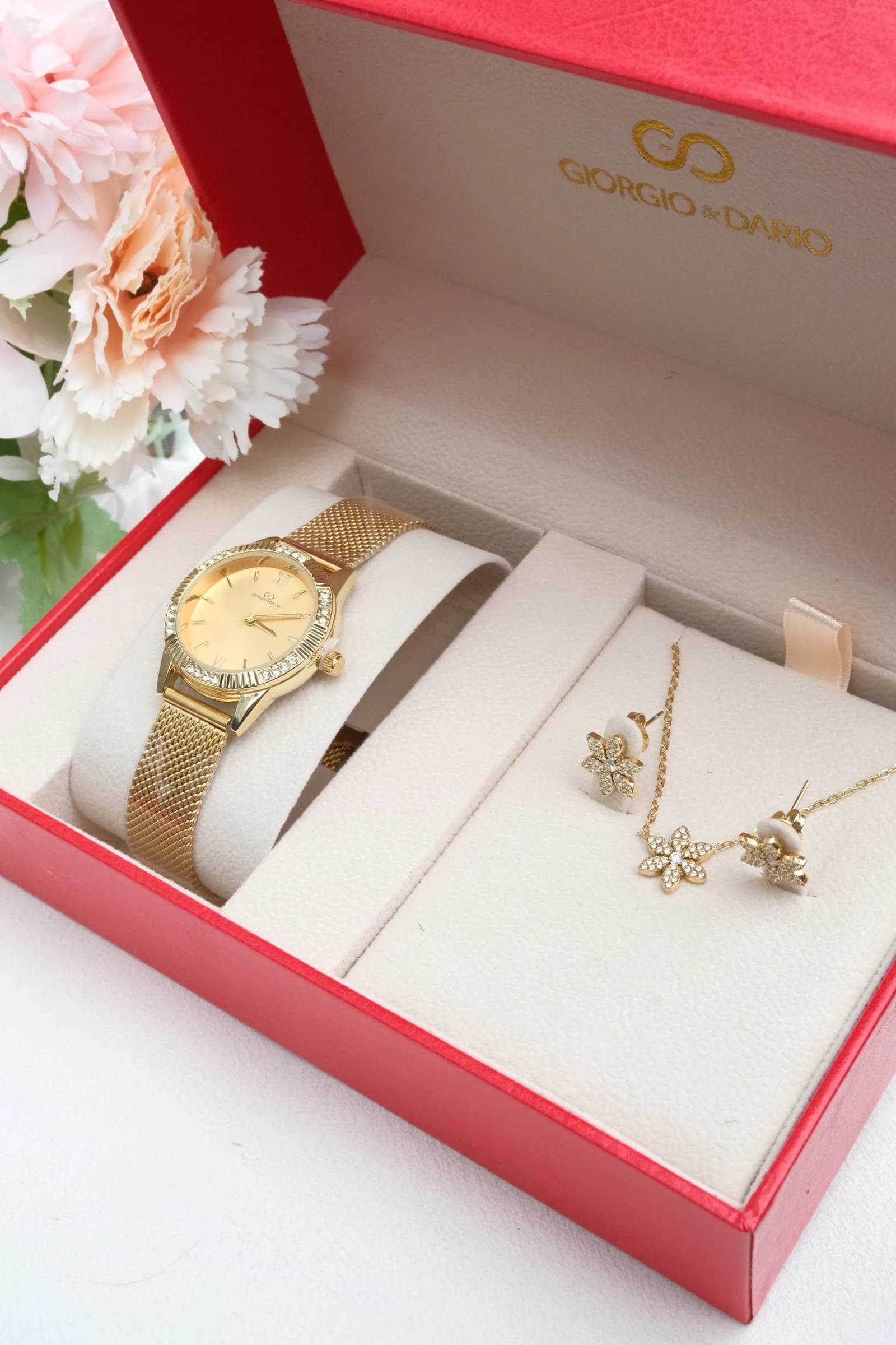 Coffret avec une montre en bracelet acier Inoxydable et une Parure en acier Inoxydable.