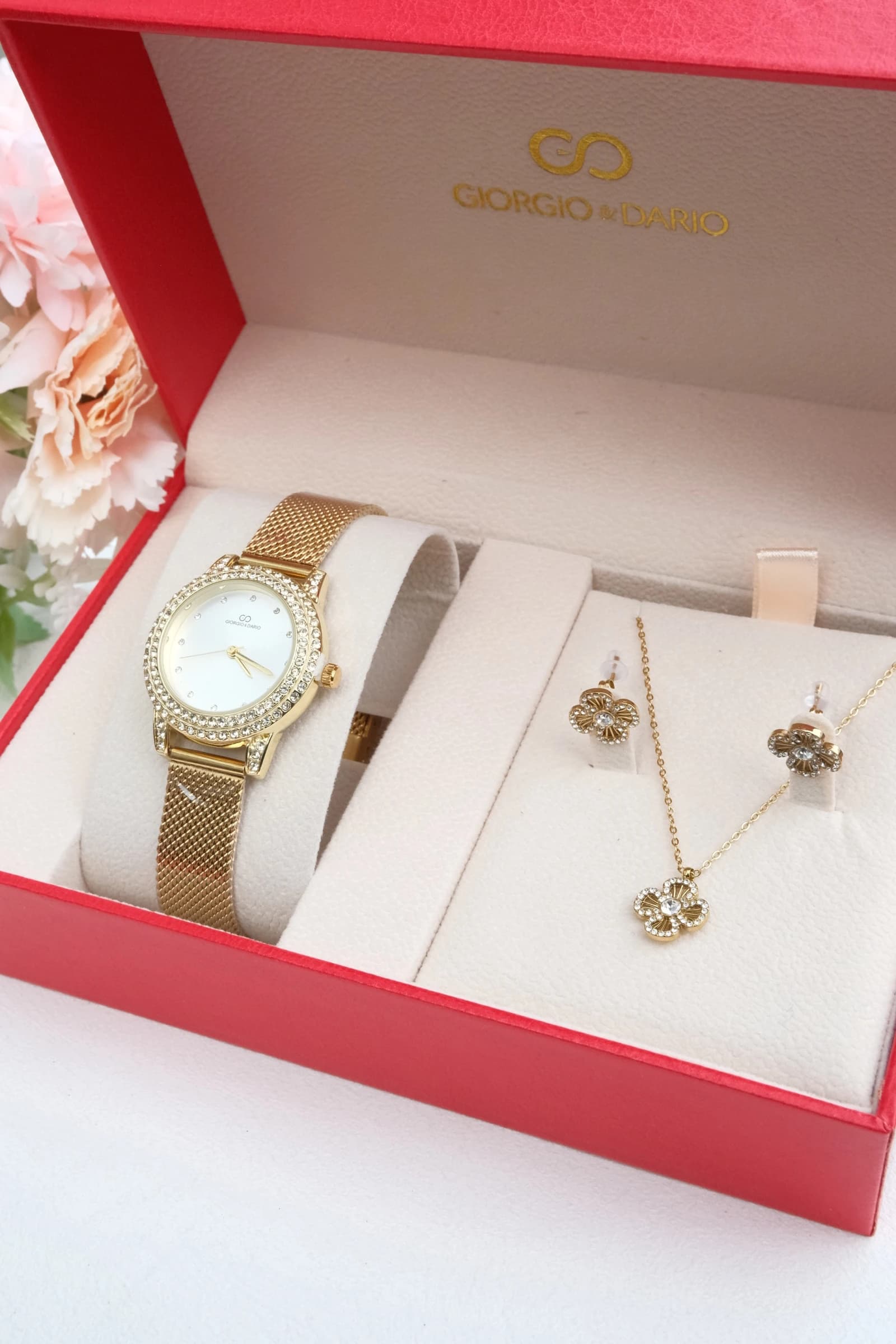Coffret avec une montre en bracelet acier Inoxydable et une Parure en acier Inoxydable.