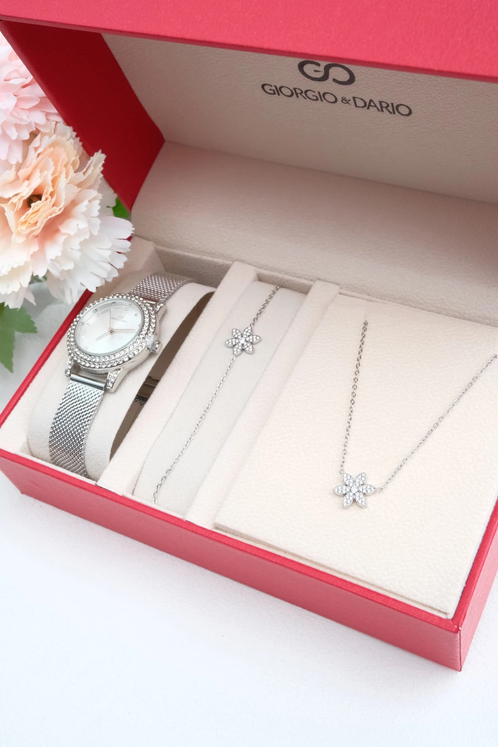 Coffret avec une montre en bracelet acier Inoxydable et une Parure en acier Inoxydable.