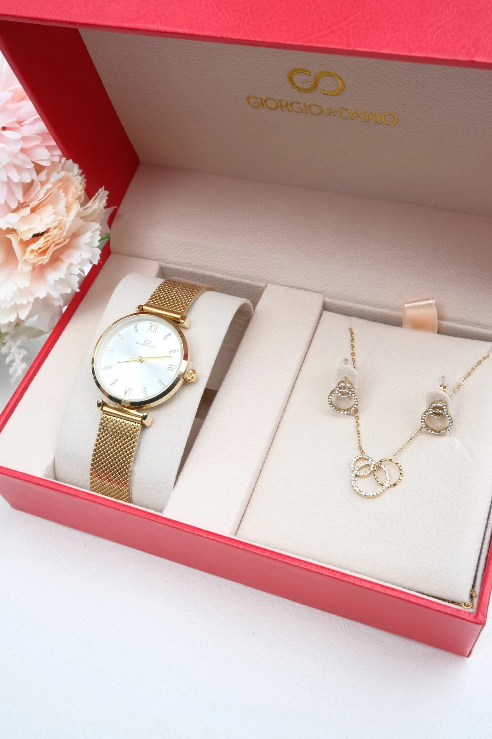 Coffret avec une montre en bracelet acier Inoxydable et une Parure en acier Inoxydable.