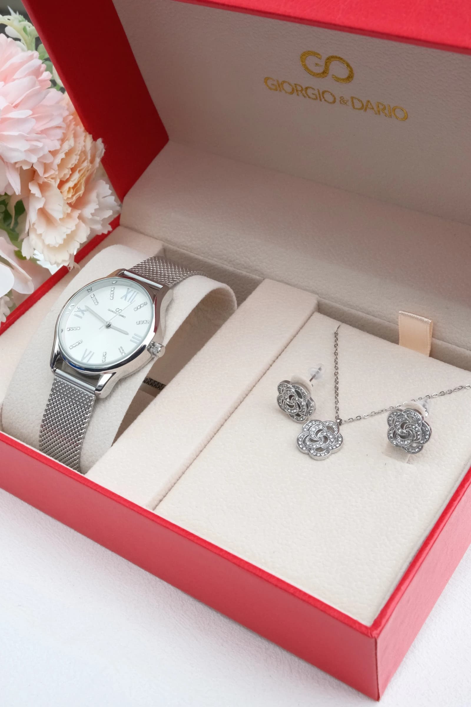 Coffret avec une montre en bracelet acier Inoxydable et une Parure en acier Inoxydable.