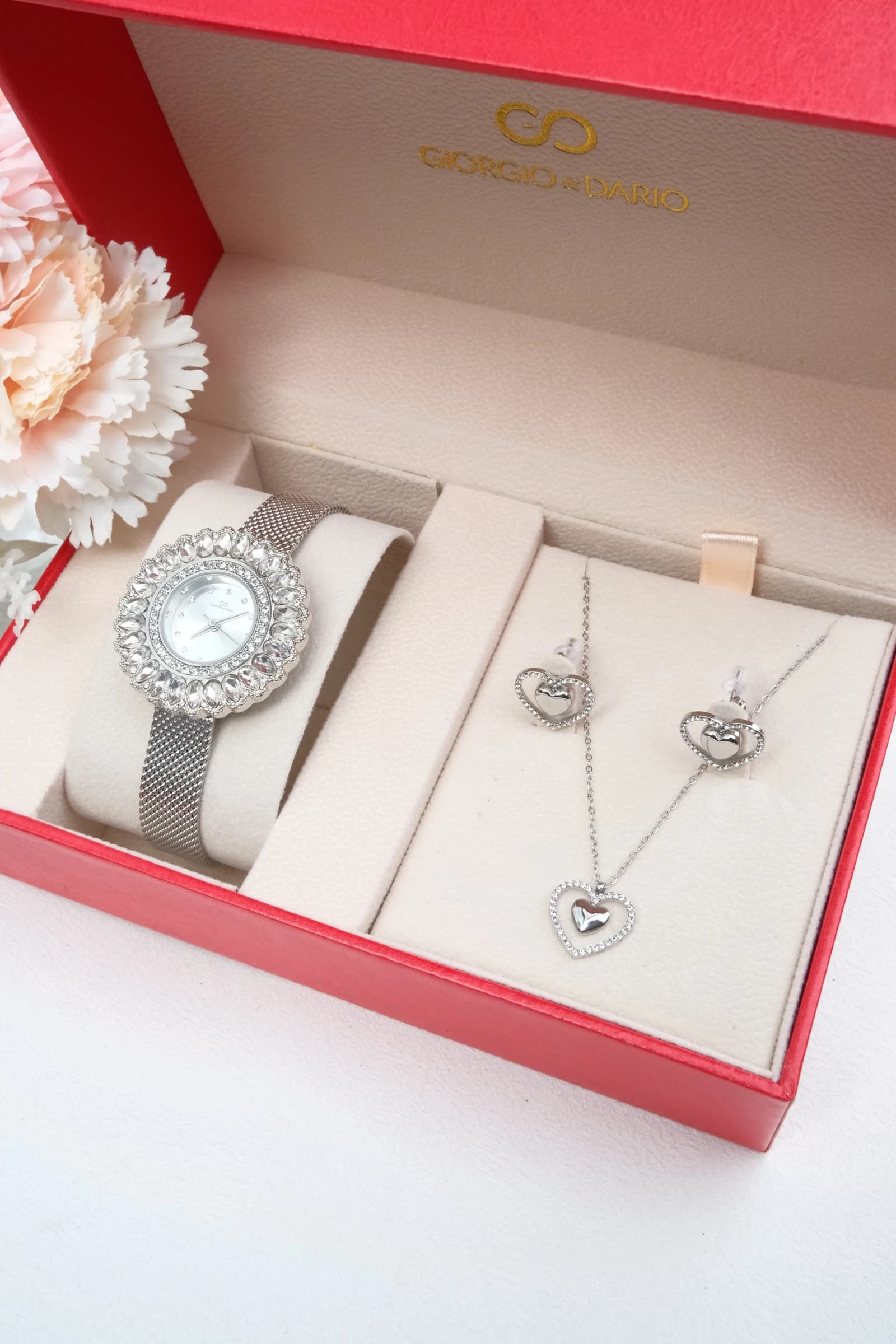 Coffret avec une montre en bracelet acier Inoxydable et une Parure en acier Inoxydable.